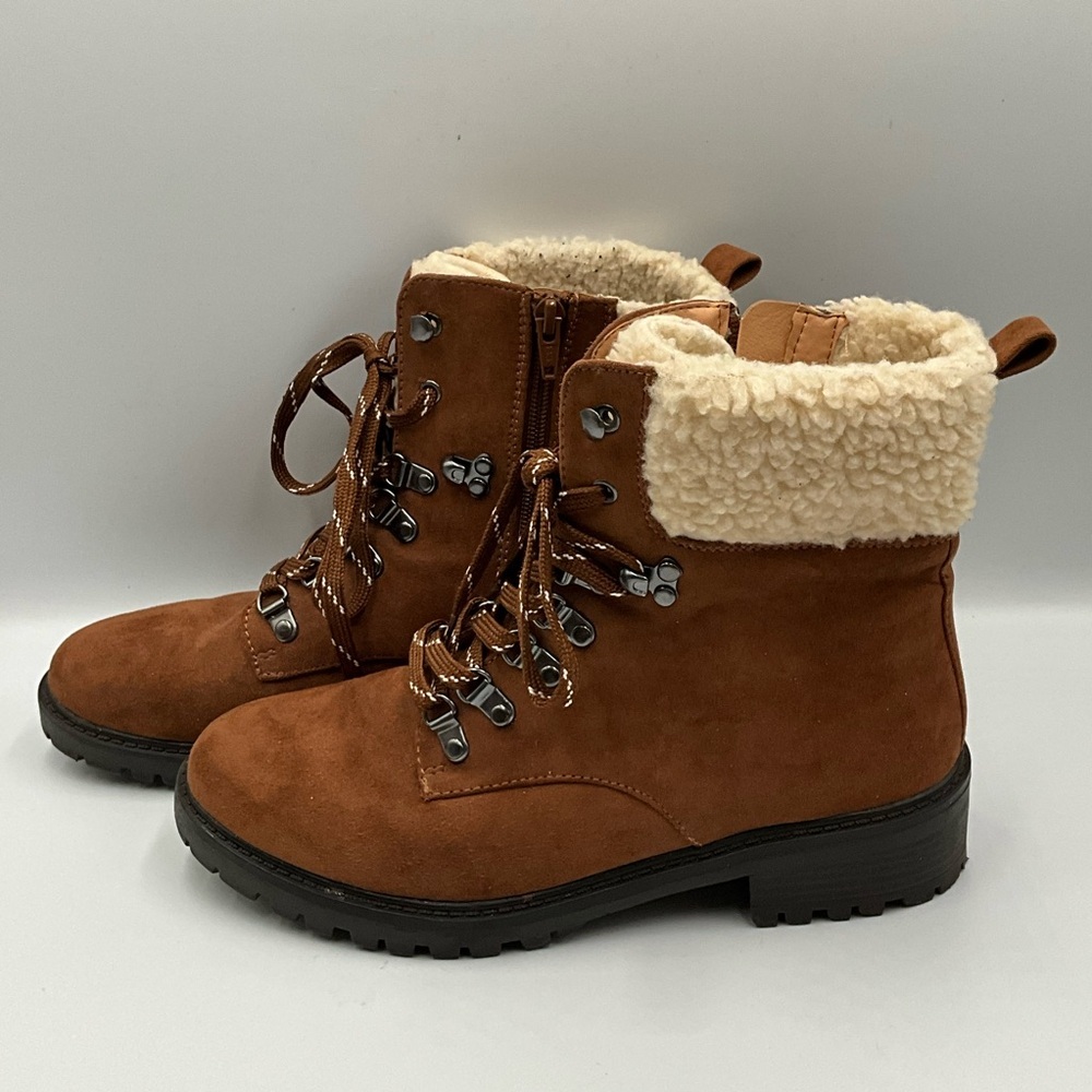 American Eagle Boots Size 9 Faux Fur Lined Lace Up